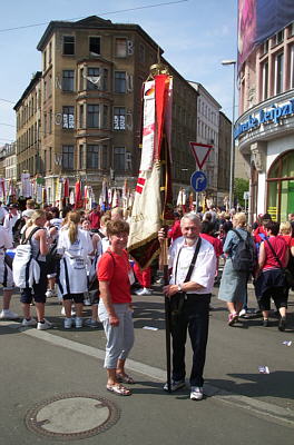 Josef Riffel trug beim Festzug die TSV-Fahne